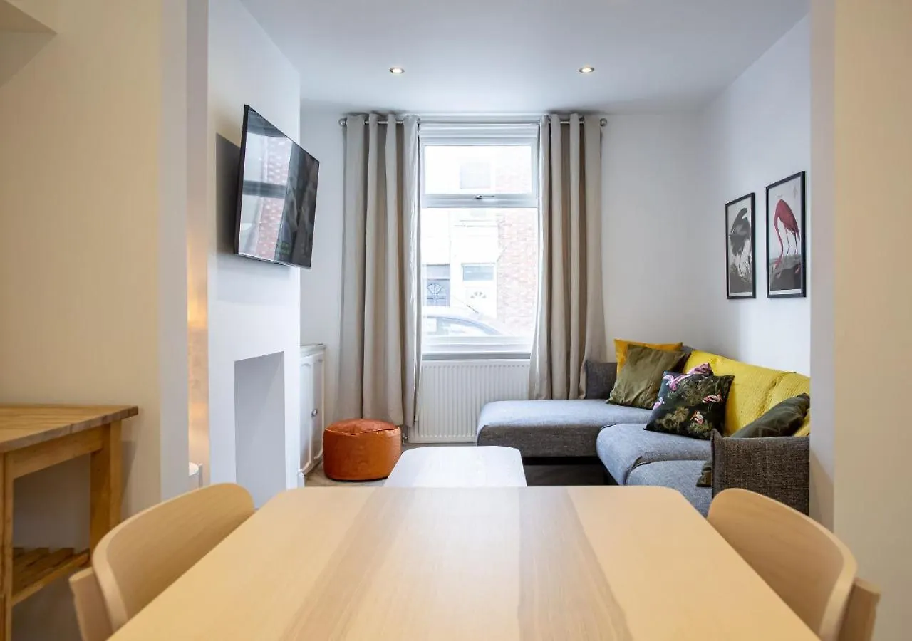 Bright & Airy 2Bd - 10 Mins Walk To Chelt Centre! Villa Cheltenham Holiday home